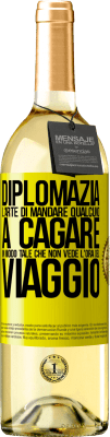 29,95 € Spedizione Gratuita | Vino bianco Edizione WHITE Diplomazia. L'arte di mandare qualcuno a cagare in modo tale che non vede l'ora del viaggio Etichetta Gialla. Etichetta personalizzabile Vino giovane Raccogliere 2024 Verdejo