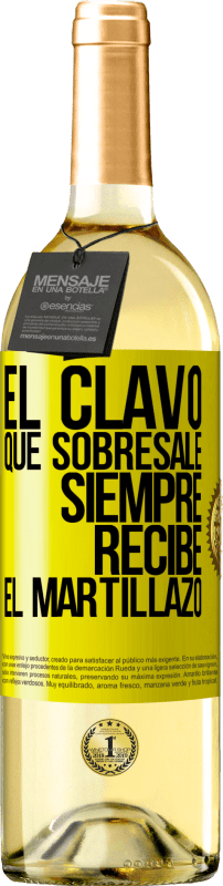 29,95 € Envío gratis | Vino Blanco Edición WHITE El clavo que sobresale siempre recibe el martillazo Etiqueta Amarilla. Etiqueta personalizable Vino joven Cosecha 2024 Verdejo