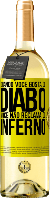 29,95 € Envio grátis | Vinho branco Edição WHITE Quando você gosta do diabo, você não reclama do inferno Etiqueta Amarela. Etiqueta personalizável Vinho jovem Colheita 2024 Verdejo