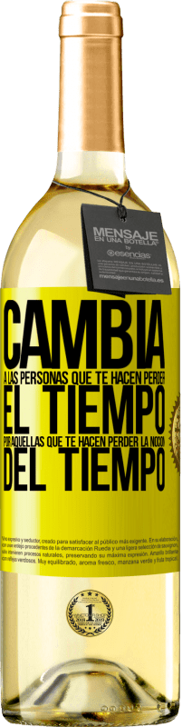 29,95 € Envío gratis | Vino Blanco Edición WHITE Cambia a las personas que te hacen perder el tiempo por aquellas que te hacen perder la noción del tiempo Etiqueta Amarilla. Etiqueta personalizable Vino joven Cosecha 2025 Verdejo