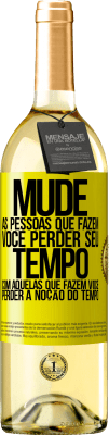 29,95 € Envio grátis | Vinho branco Edição WHITE Mude as pessoas que fazem você perder seu tempo com aquelas que fazem você perder a noção do tempo Etiqueta Amarela. Etiqueta personalizável Vinho jovem Colheita 2025 Verdejo
