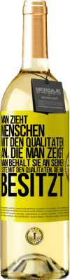 29,95 € Kostenloser Versand | Weißwein WHITE Ausgabe Man zieht Menschen mit den Qualitäten an, die man zeigt. Man behält sie an seiner Seite mit den Qualitäten, die man besitzt Gelbes Etikett. Anpassbares Etikett Junger Wein Ernte 2023 Verdejo