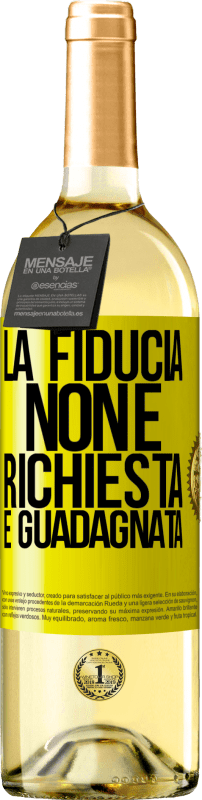 29,95 € Spedizione Gratuita | Vino bianco Edizione WHITE La fiducia non è richiesta, è guadagnata Etichetta Gialla. Etichetta personalizzabile Vino giovane Raccogliere 2024 Verdejo