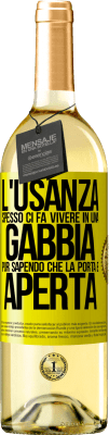 29,95 € Spedizione Gratuita | Vino bianco Edizione WHITE L'usanza spesso ci fa vivere in una gabbia pur sapendo che la porta è aperta Etichetta Gialla. Etichetta personalizzabile Vino giovane Raccogliere 2025 Verdejo