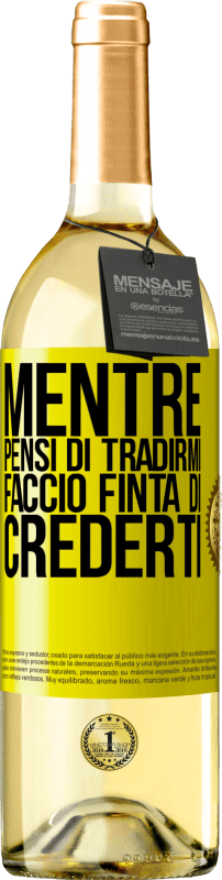 29,95 € Spedizione Gratuita | Vino bianco Edizione WHITE Mentre pensi di tradirmi, faccio finta di crederti Etichetta Gialla. Etichetta personalizzabile Vino giovane Raccogliere 2024 Verdejo