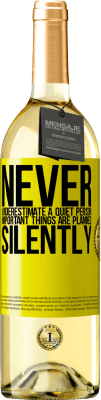 29,95 € 送料無料 | 白ワイン WHITEエディション 静かな人を過小評価しないでください。重要なことは黙って計画されます 黄色のラベル. カスタマイズ可能なラベル 若いワイン 収穫 2025 Verdejo