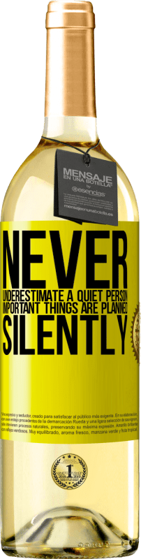 29,95 € 免费送货 | 白葡萄酒 WHITE版 永远不要低估一个安静的人，重要的事情会默默地计划 黄色标签. 可自定义的标签 青年酒 收成 2025 Verdejo
