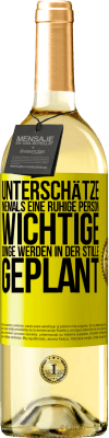 29,95 € Kostenloser Versand | Weißwein WHITE Ausgabe Unterschätze niemals eine ruhige Person, wichtige Dinge werden in der Stille geplant Gelbes Etikett. Anpassbares Etikett Junger Wein Ernte 2024 Verdejo