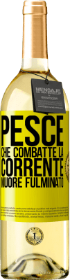 29,95 € Spedizione Gratuita | Vino bianco Edizione WHITE Pesce che combatte la corrente, muore fulminato Etichetta Gialla. Etichetta personalizzabile Vino giovane Raccogliere 2023 Verdejo