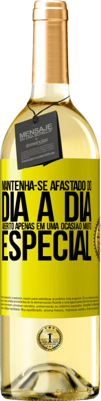 29,95 € Envio grátis | Vinho branco Edição WHITE Mantenha-se afastado do dia a dia. Aberto apenas em uma ocasião muito especial Etiqueta Amarela. Etiqueta personalizável Vinho jovem Colheita 2024 Verdejo