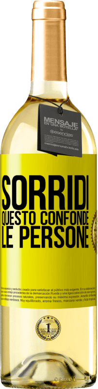 29,95 € Spedizione Gratuita | Vino bianco Edizione WHITE Sorridi, questo confonde le persone Etichetta Gialla. Etichetta personalizzabile Vino giovane Raccogliere 2024 Verdejo