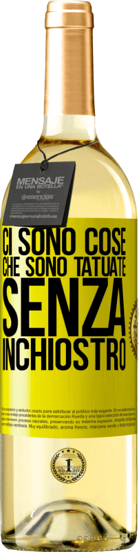 29,95 € Spedizione Gratuita | Vino bianco Edizione WHITE Ci sono cose che sono tatuate senza inchiostro Etichetta Gialla. Etichetta personalizzabile Vino giovane Raccogliere 2024 Verdejo