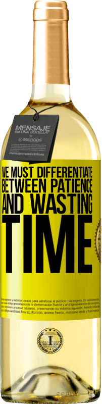 29,95 € 送料無料 | 白ワイン WHITEエディション 忍耐と無駄な時間を区別する必要があります 黄色のラベル. カスタマイズ可能なラベル 若いワイン 収穫 2025 Verdejo