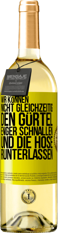 29,95 € Kostenloser Versand | Weißwein WHITE Ausgabe Wir können nicht gleichzeitig den Gürtel enger schnallen und die Hose runterlassen Gelbes Etikett. Anpassbares Etikett Junger Wein Ernte 2025 Verdejo