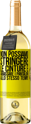 29,95 € Spedizione Gratuita | Vino bianco Edizione WHITE Non possiamo stringere le cinture e abbassare i pantaloni allo stesso tempo Etichetta Gialla. Etichetta personalizzabile Vino giovane Raccogliere 2023 Verdejo