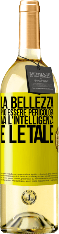 29,95 € Spedizione Gratuita | Vino bianco Edizione WHITE La bellezza può essere pericolosa, ma l'intelligenza è letale Etichetta Gialla. Etichetta personalizzabile Vino giovane Raccogliere 2024 Verdejo