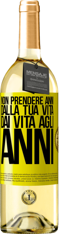 29,95 € Spedizione Gratuita | Vino bianco Edizione WHITE Non prendere anni dalla tua vita, dai vita agli anni Etichetta Gialla. Etichetta personalizzabile Vino giovane Raccogliere 2024 Verdejo