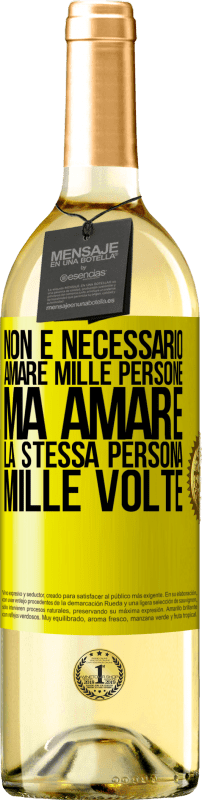 29,95 € Spedizione Gratuita | Vino bianco Edizione WHITE Non è necessario amare mille persone, ma amare la stessa persona mille volte Etichetta Gialla. Etichetta personalizzabile Vino giovane Raccogliere 2024 Verdejo