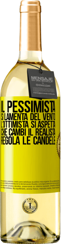 29,95 € Spedizione Gratuita | Vino bianco Edizione WHITE Il pessimista si lamenta del vento l'ottimista si aspetta che cambi il realista regola le candele Etichetta Gialla. Etichetta personalizzabile Vino giovane Raccogliere 2024 Verdejo