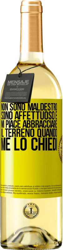 29,95 € Spedizione Gratuita | Vino bianco Edizione WHITE Non sono maldestro, sono affettuoso e mi piace abbracciare il terreno quando me lo chiedi Etichetta Gialla. Etichetta personalizzabile Vino giovane Raccogliere 2024 Verdejo