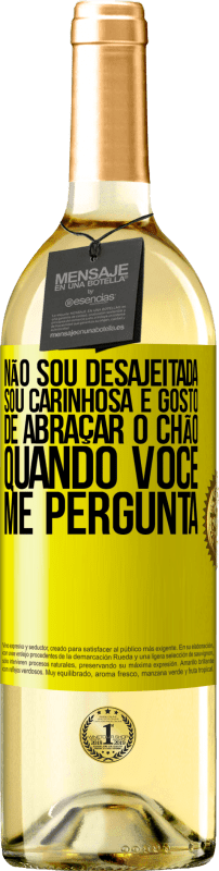 29,95 € Envio grátis | Vinho branco Edição WHITE Não sou desajeitada, sou carinhosa e gosto de abraçar o chão quando você me pergunta Etiqueta Amarela. Etiqueta personalizável Vinho jovem Colheita 2024 Verdejo