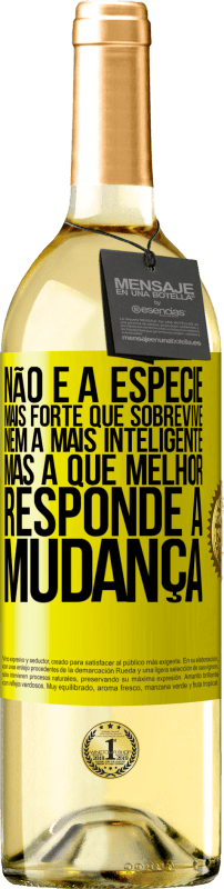 29,95 € Envio grátis | Vinho branco Edição WHITE Não é a espécie mais forte que sobrevive, nem a mais inteligente, mas a que melhor responde à mudança Etiqueta Amarela. Etiqueta personalizável Vinho jovem Colheita 2025 Verdejo