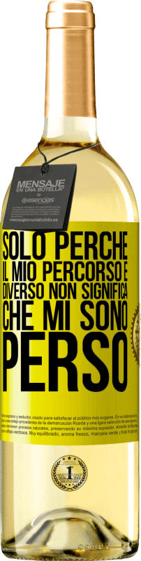 29,95 € Spedizione Gratuita | Vino bianco Edizione WHITE Solo perché il mio percorso è diverso non significa che mi sono perso Etichetta Gialla. Etichetta personalizzabile Vino giovane Raccogliere 2024 Verdejo