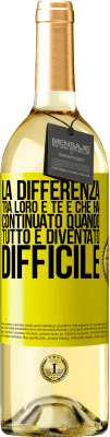 29,95 € Spedizione Gratuita | Vino bianco Edizione WHITE La differenza tra loro e te è che hai continuato quando tutto è diventato difficile Etichetta Gialla. Etichetta personalizzabile Vino giovane Raccogliere 2024 Verdejo