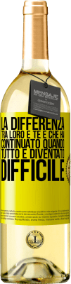 29,95 € Spedizione Gratuita | Vino bianco Edizione WHITE La differenza tra loro e te è che hai continuato quando tutto è diventato difficile Etichetta Gialla. Etichetta personalizzabile Vino giovane Raccogliere 2025 Verdejo