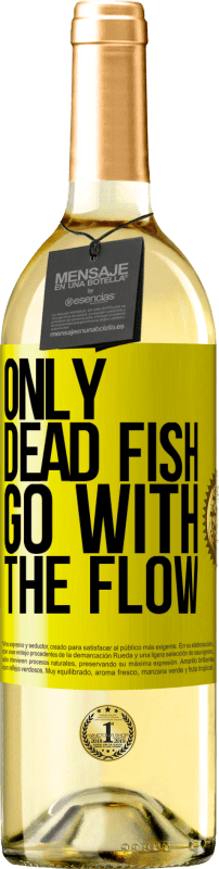 29,95 € Бесплатная доставка | Белое вино Издание WHITE Только мертвая рыба плывет по течению Желтая этикетка. Настраиваемая этикетка Молодое вино Урожай 2023 Verdejo