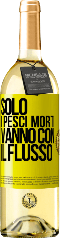 29,95 € Spedizione Gratuita | Vino bianco Edizione WHITE Solo i pesci morti vanno con il flusso Etichetta Gialla. Etichetta personalizzabile Vino giovane Raccogliere 2024 Verdejo