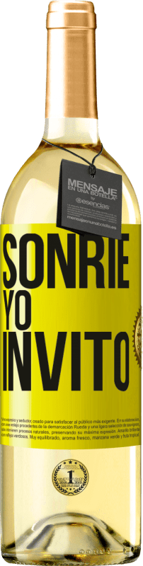 29,95 € Envío gratis | Vino Blanco Edición WHITE Sonríe, yo invito Etiqueta Amarilla. Etiqueta personalizable Vino joven Cosecha 2023 Verdejo