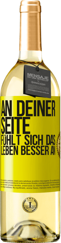 29,95 € Kostenloser Versand | Weißwein WHITE Ausgabe An deiner Seite fühlt sich das Leben besser an Gelbes Etikett. Anpassbares Etikett Junger Wein Ernte 2024 Verdejo