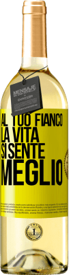 29,95 € Spedizione Gratuita | Vino bianco Edizione WHITE Al tuo fianco la vita si sente meglio Etichetta Gialla. Etichetta personalizzabile Vino giovane Raccogliere 2024 Verdejo