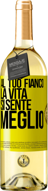 29,95 € Spedizione Gratuita | Vino bianco Edizione WHITE Al tuo fianco la vita si sente meglio Etichetta Gialla. Etichetta personalizzabile Vino giovane Raccogliere 2025 Verdejo