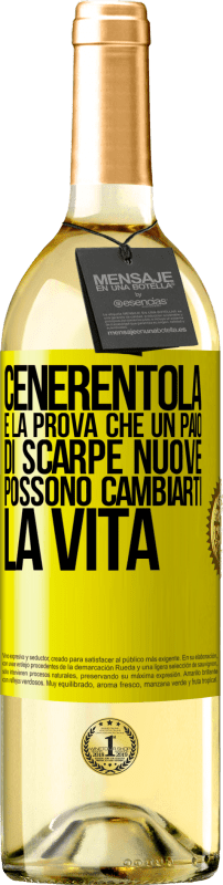 29,95 € Spedizione Gratuita | Vino bianco Edizione WHITE Cenerentola è la prova che un paio di scarpe nuove possono cambiarti la vita Etichetta Gialla. Etichetta personalizzabile Vino giovane Raccogliere 2024 Verdejo
