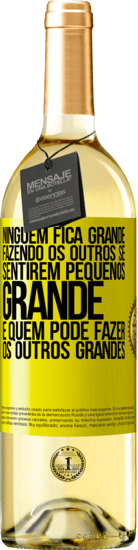 29,95 € Envio grátis | Vinho branco Edição WHITE Ninguém fica grande fazendo os outros se sentirem pequenos. Grande é quem pode fazer os outros grandes Etiqueta Amarela. Etiqueta personalizável Vinho jovem Colheita 2024 Verdejo