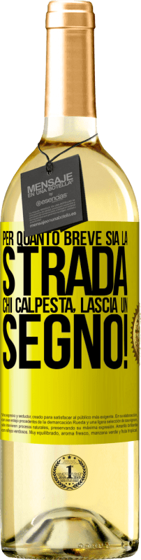 29,95 € Spedizione Gratuita | Vino bianco Edizione WHITE Per quanto breve sia la strada. Chi calpesta, lascia un segno! Etichetta Gialla. Etichetta personalizzabile Vino giovane Raccogliere 2024 Verdejo