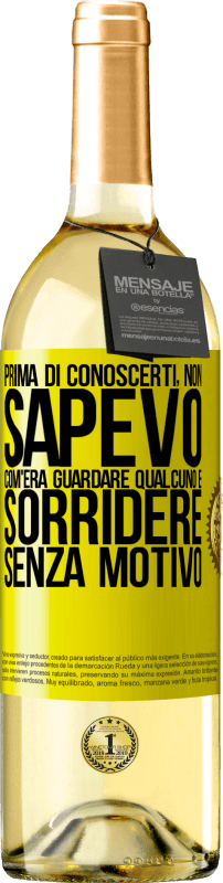 29,95 € Spedizione Gratuita | Vino bianco Edizione WHITE Prima di conoscerti, non sapevo com'era guardare qualcuno e sorridere senza motivo Etichetta Gialla. Etichetta personalizzabile Vino giovane Raccogliere 2024 Verdejo