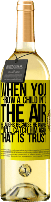 29,95 € 免费送货 | 白葡萄酒 WHITE版 当您将孩子扔到空中时，他会笑，因为他知道您会再次抓住他。信任 黄色标签. 可自定义的标签 青年酒 收成 2025 Verdejo