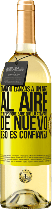 29,95 € Envío gratis | Vino Blanco Edición WHITE Cuando lanzas a un niño al aire, se ríe porque sabe que lo atraparás de nuevo. ESO ES CONFIANZA Etiqueta Amarilla. Etiqueta personalizable Vino joven Cosecha 2024 Verdejo