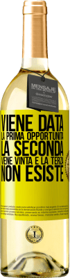 29,95 € Spedizione Gratuita | Vino bianco Edizione WHITE Viene data la prima opportunità, la seconda viene vinta e la terza non esiste Etichetta Gialla. Etichetta personalizzabile Vino giovane Raccogliere 2024 Verdejo