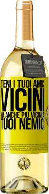 29,95 € Spedizione Gratuita | Vino bianco Edizione WHITE Tieni i tuoi amici vicini, ma anche più vicini ai tuoi nemici Etichetta Gialla. Etichetta personalizzabile Vino giovane Raccogliere 2023 Verdejo