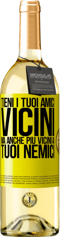 29,95 € Spedizione Gratuita | Vino bianco Edizione WHITE Tieni i tuoi amici vicini, ma anche più vicini ai tuoi nemici Etichetta Gialla. Etichetta personalizzabile Vino giovane Raccogliere 2025 Verdejo
