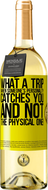 29,95 € 送料無料 | 白ワイン WHITEエディション 物理的な人ではなく、誰かの人格があなたを捕まえるなんて、なんて旅行でしょう！ 黄色のラベル. カスタマイズ可能なラベル 若いワイン 収穫 2025 Verdejo