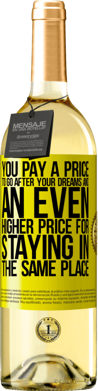 29,95 € 送料無料 | 白ワイン WHITEエディション 夢を追いかけるために代価を払い、同じ場所に滞在するためにさらに高い代価を払う 黄色のラベル. カスタマイズ可能なラベル 若いワイン 収穫 2025 Verdejo