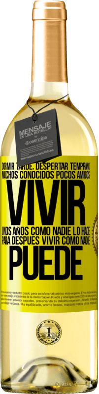 29,95 € Envío gratis | Vino Blanco Edición WHITE Dormir tarde, despertar temprano. Muchos conocidos, pocos amigos. Vivir unos años como nadie lo hace, para después vivir Etiqueta Amarilla. Etiqueta personalizable Vino joven Cosecha 2024 Verdejo