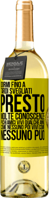 29,95 € Spedizione Gratuita | Vino bianco Edizione WHITE Dormi fino a tardi, svegliati presto. Molte conoscenze, pochi amici. Vivi qualche anno come nessuno, poi vivi come nessuno Etichetta Gialla. Etichetta personalizzabile Vino giovane Raccogliere 2024 Verdejo