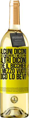 29,95 € Spedizione Gratuita | Vino bianco Edizione WHITE Alcuni dicono che il bicchiere è mezzo pieno, altri dicono che il bicchiere è mezzo vuoto. Dico lo bevi? Etichetta Gialla. Etichetta personalizzabile Vino giovane Raccogliere 2024 Verdejo