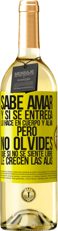 29,95 € Envío gratis | Vino Blanco Edición WHITE Sabe amar, y si se entrega, lo hace en cuerpo y alma. Pero, no olvides, que si no se siente libre, le crecen las alas Etiqueta Amarilla. Etiqueta personalizable Vino joven Cosecha 2024 Verdejo